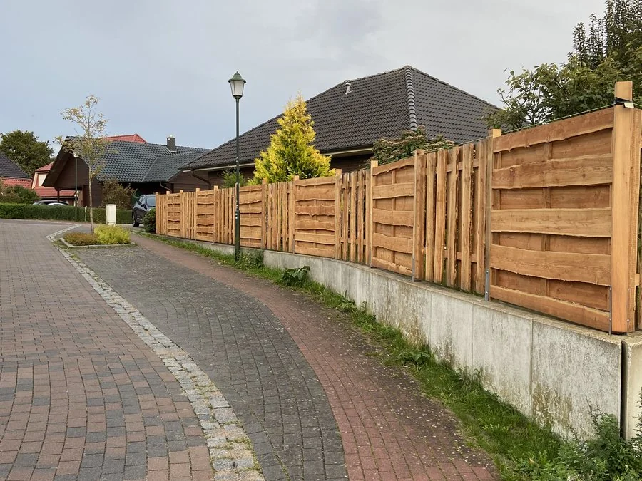 Holzzaun als Sichtschutz in Seitenansicht