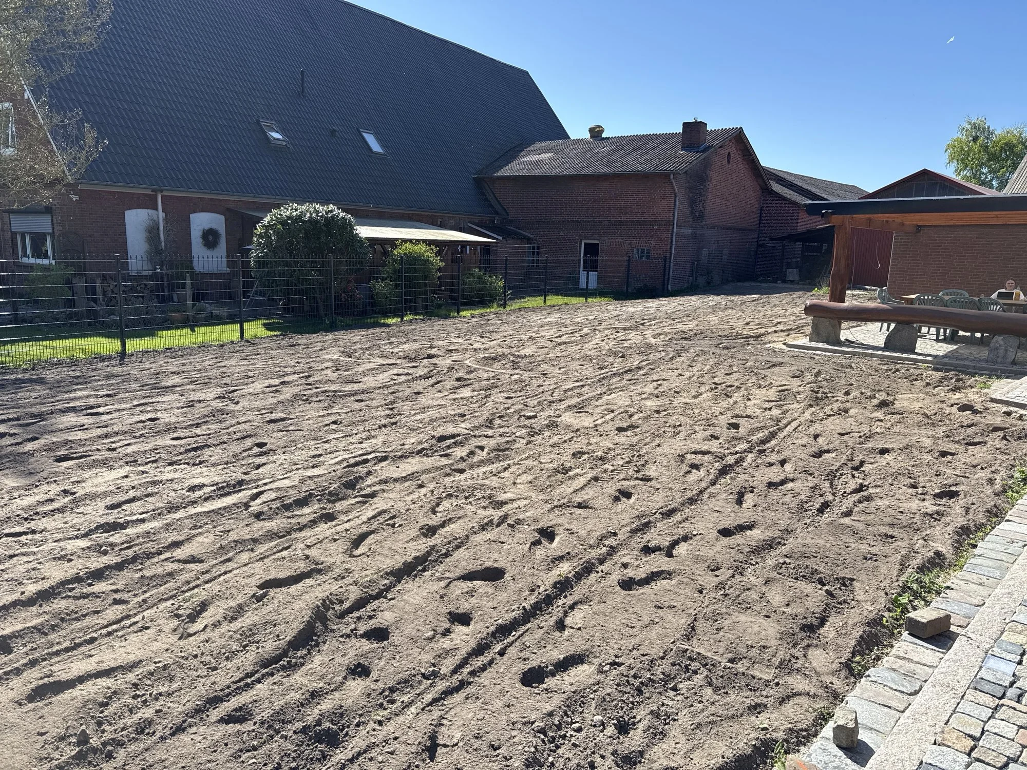 Vorbereitete Gartenfläche vor der Rasenneuanlage