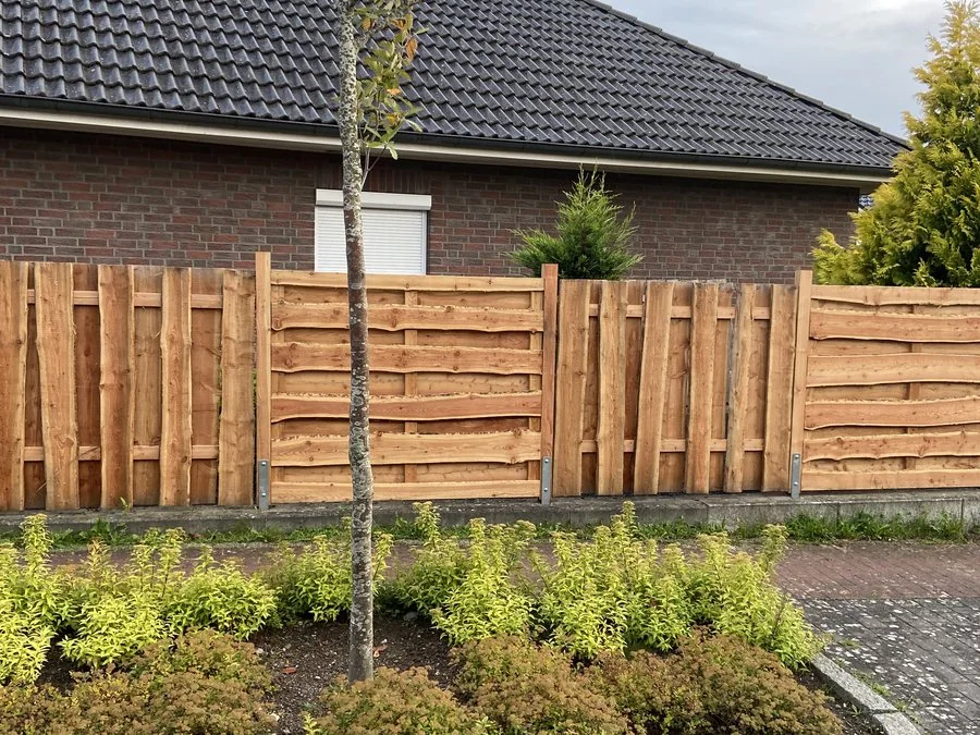 Fertiger Sichtschutzzaun aus Holz mit Bepflanzung